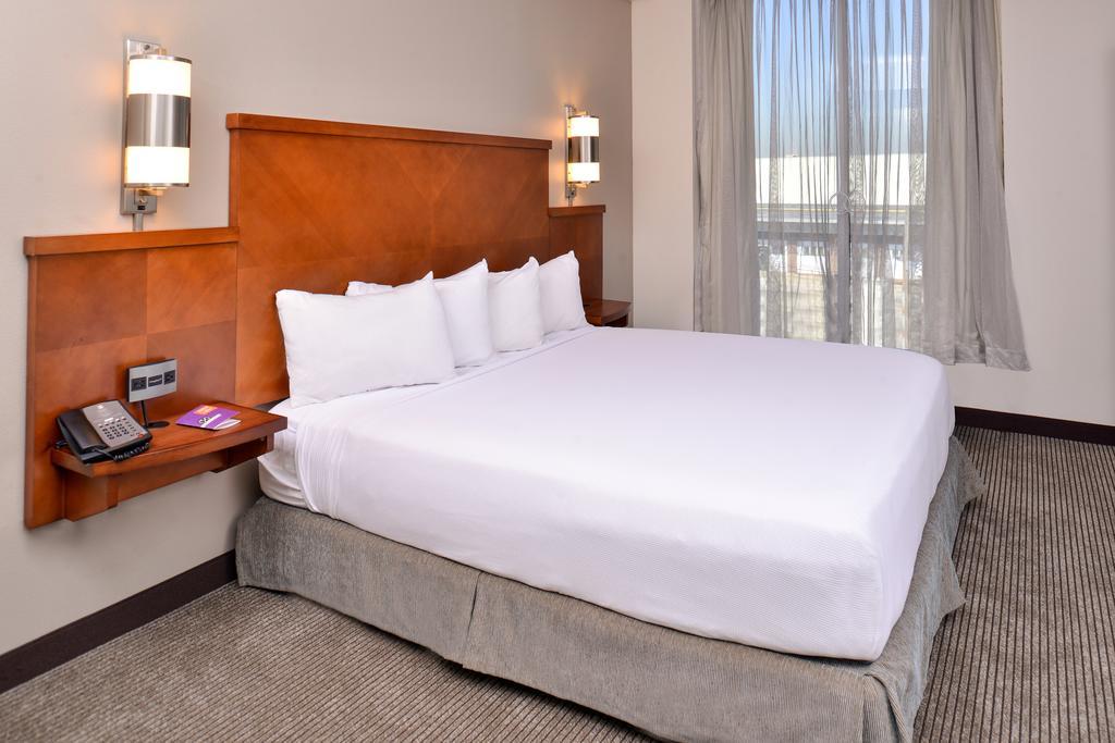 Hyatt Place Garden City Exterior photo
